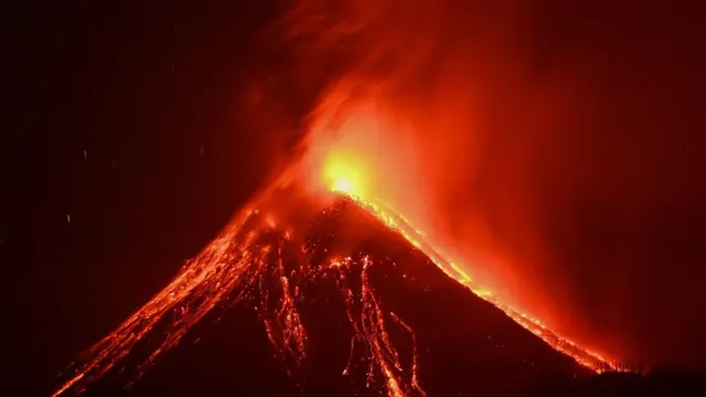 Gunung Lewotobi Laki-Laki NTT Mengalami Erupsi