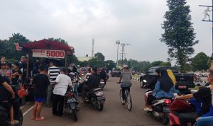 Jadi Surga Kuliner, Warga Berburu Takjil di Stadion Pakansari