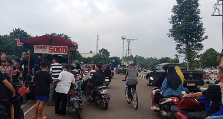 Jadi Surga Kuliner, Warga Berburu Takjil di Stadion Pakansari