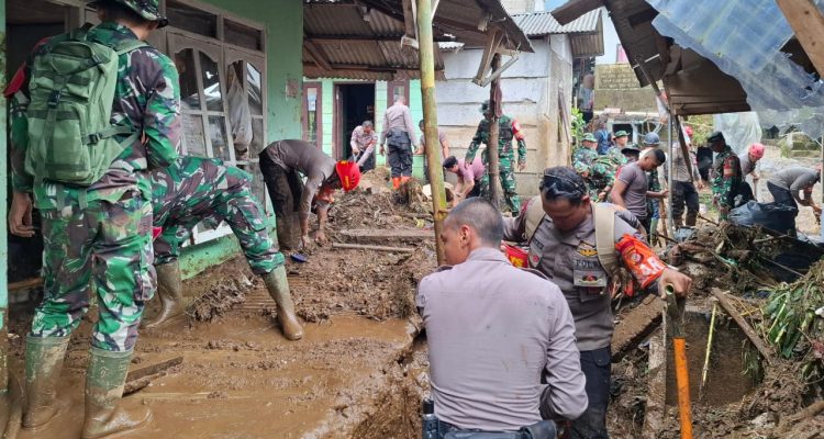 Cerita Korban Banjir Puncak : Saya Sedih, Puluhan Kambing Hanyut