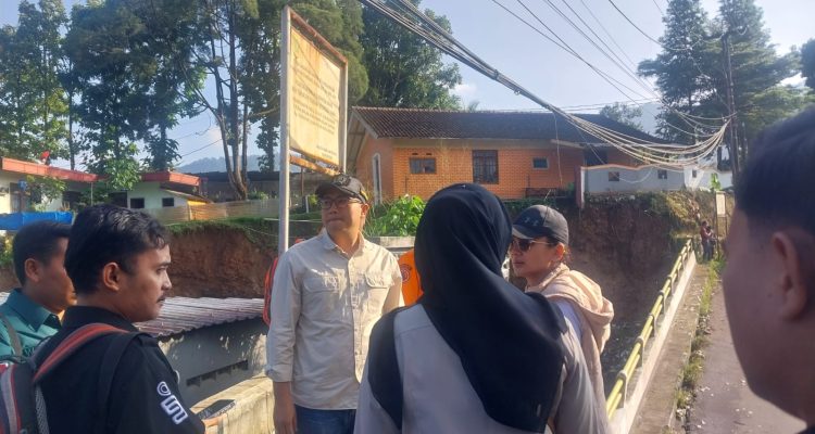 Ketua DPRD Sastra Winara Minta PUPR Bangun Jembatan Bailey di Jalan Menuju Curug Cilember