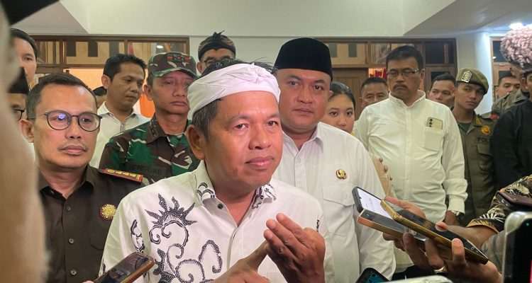 Dedi Mulyadi Teken Surat Pengambilan Alihan Tahan Bantaran Sungai Senin
