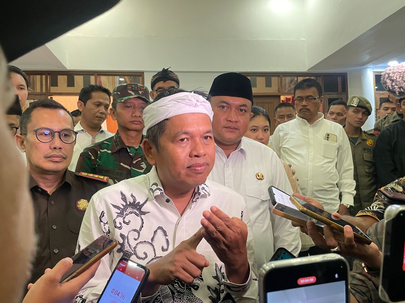 Dedi Mulyadi Teken Surat Pengambilan Alihan Tahan Bantaran Sungai Senin