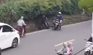 Viral Petugas Patwal di Jalur Puncak, Pengendara Motor Dipepet hingga Terjatuh
