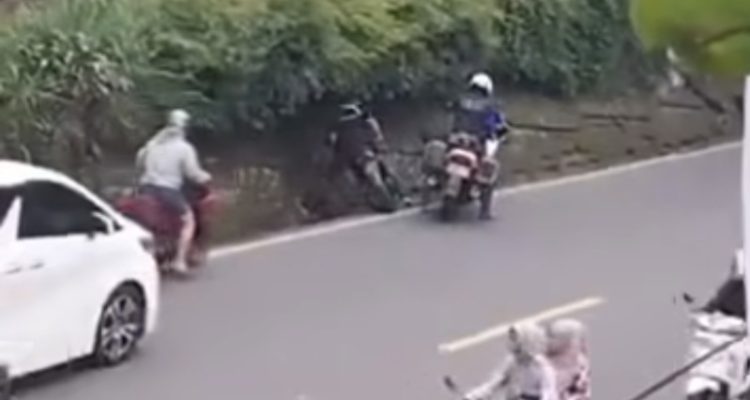 Viral Petugas Patwal di Jalur Puncak, Pengendara Motor Dipepet hingga Terjatuh