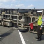 Kecelakaan di Tol Jagorawi Kembali Terjadi, Truk Pecah Ban Menabrak Fortuner di KM 23