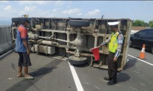Kecelakaan di Tol Jagorawi Kembali Terjadi, Truk Pecah Ban Menabrak Fortuner di KM 23