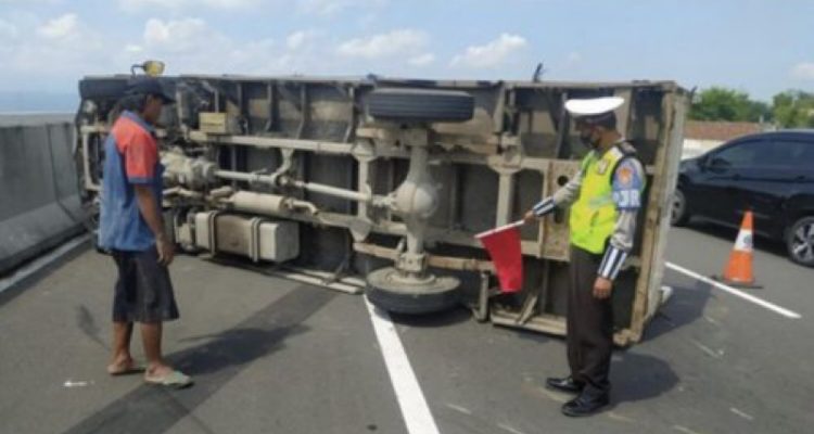 Kecelakaan di Tol Jagorawi Kembali Terjadi, Truk Pecah Ban Menabrak Fortuner di KM 23