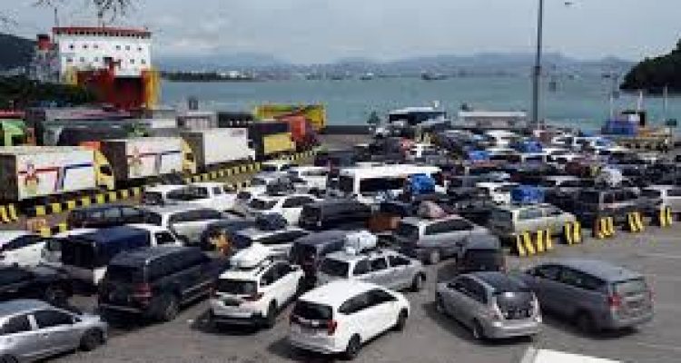Kakorlantas, Menhub, Dirut JR, dan Dirut ASDP Kompak Memantau Arus Mudik di Pelabuhan Merak Banten