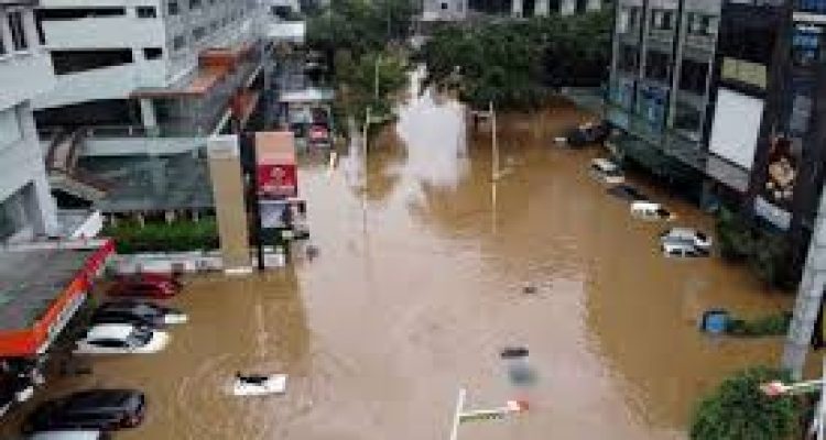 Jaksel Banjir Ketinggian 230 cm : Kiriman Air dari Bendung Katulampa
