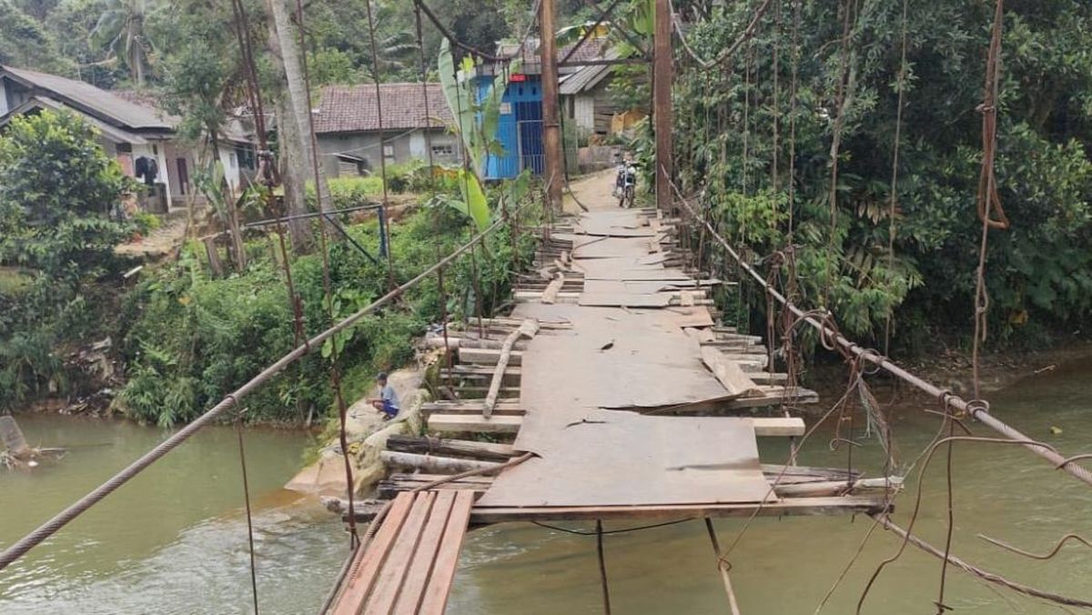 Jembatan Gantung Desa Citorel Kidul Alami Kerusakan, Pemprov Banten Segera Lakukan Perbaikan