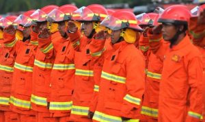 Selamatkan Lansia dari Banjir di Bogor, Aksi Damkar ini menjadi Sorotan Warga