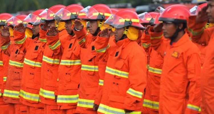 Selamatkan Lansia dari Banjir di Bogor, Aksi Damkar ini menjadi Sorotan Warga