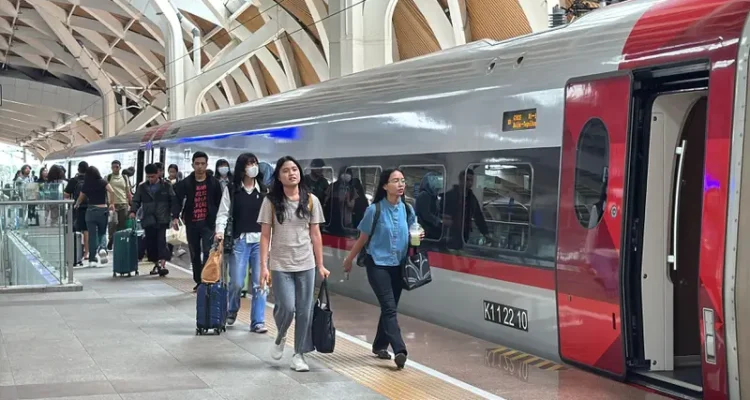 250 Ribu Tiket Whoosh Terjual Selama Libur Lebaran 2025