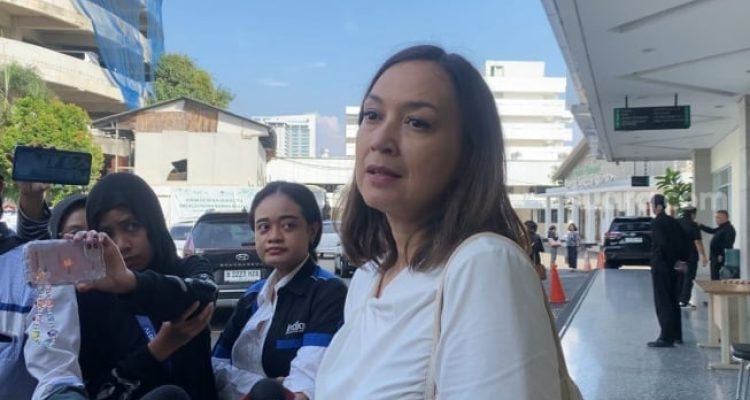 Ira Wibowo Sampaikan Rasa Duka Cita Atas Kepergian Ray Sahetapy