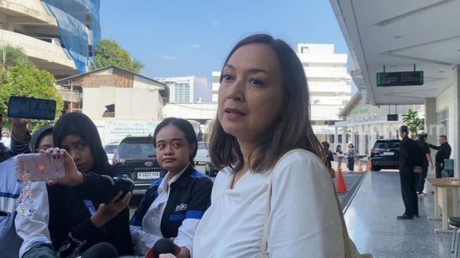Ira Wibowo Sampaikan Rasa Duka Cita Atas Kepergian Ray Sahetapy