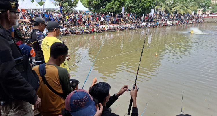 KNPI dan Katar Kabupaten Bogor Gelar Halal bi Halal, 1 Ton Ikan Ditebar di Setu Gedung Kesenian