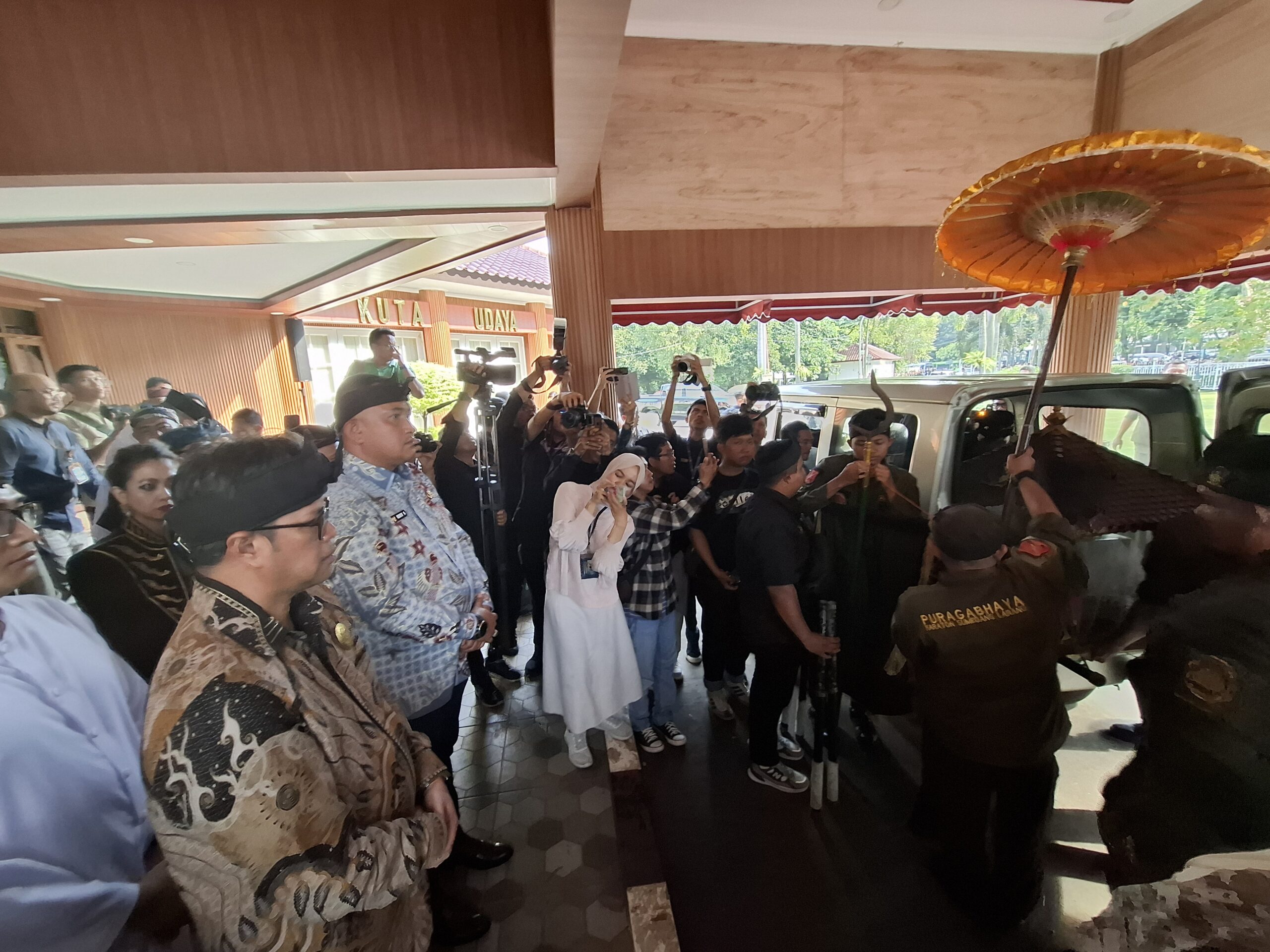 Bupati Bogor Lepas Pulang Mahkota Binokasi, Ini Pesan dari Radya Anom Sumedang Larang