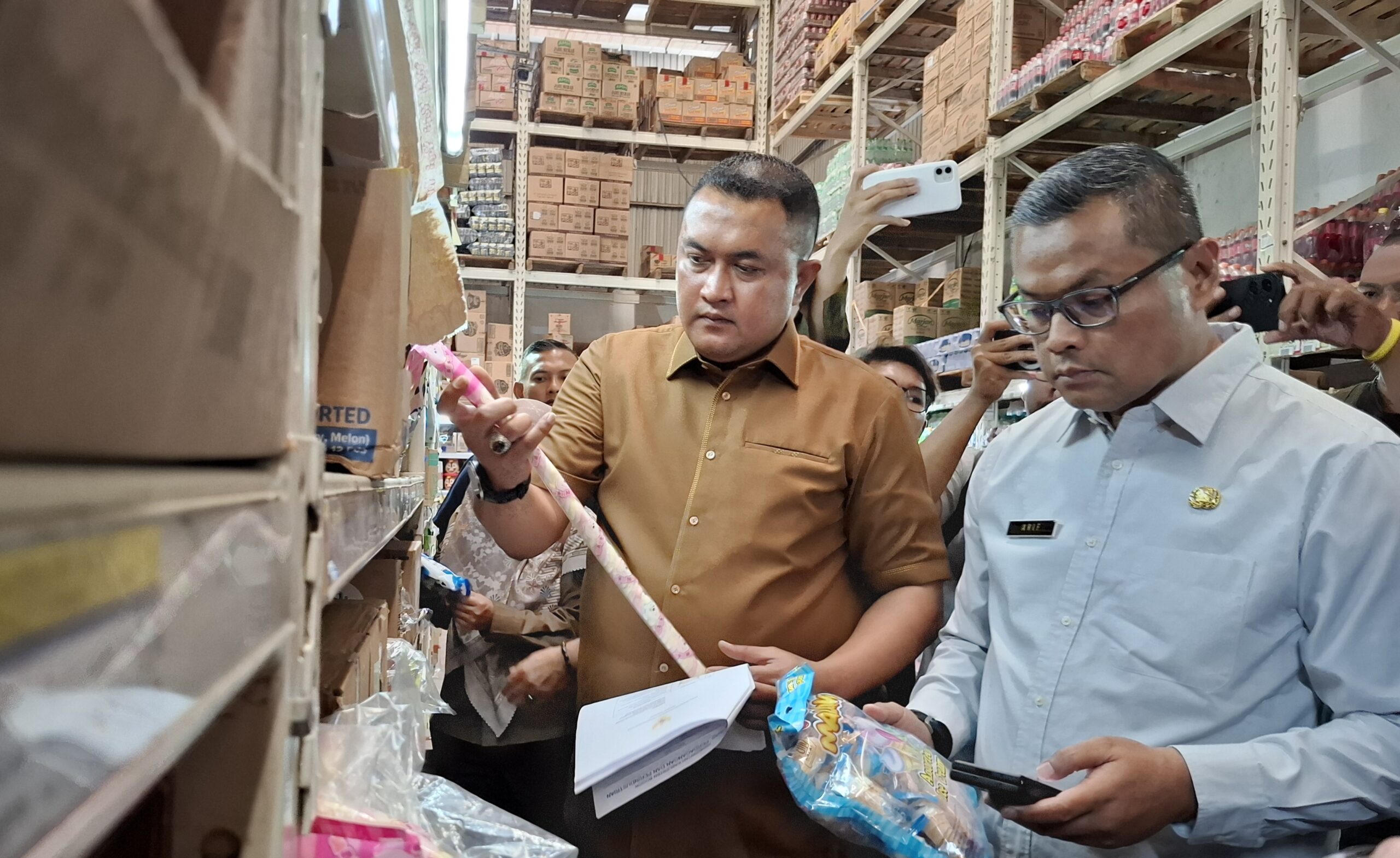 Bupati Bogor Rudy Susmanto Sidak ke Supermarket, Pastikan Tidak Ada Produk Mengandung Babi