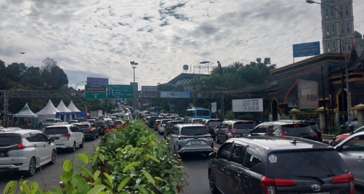 10 Ribu Kendaran Melintas di Jalur Puncak Pagi ini.