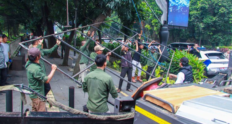 Reklame Tak Berizin di Jalan Pajajaran Dibongkar Pemkot Bogor
