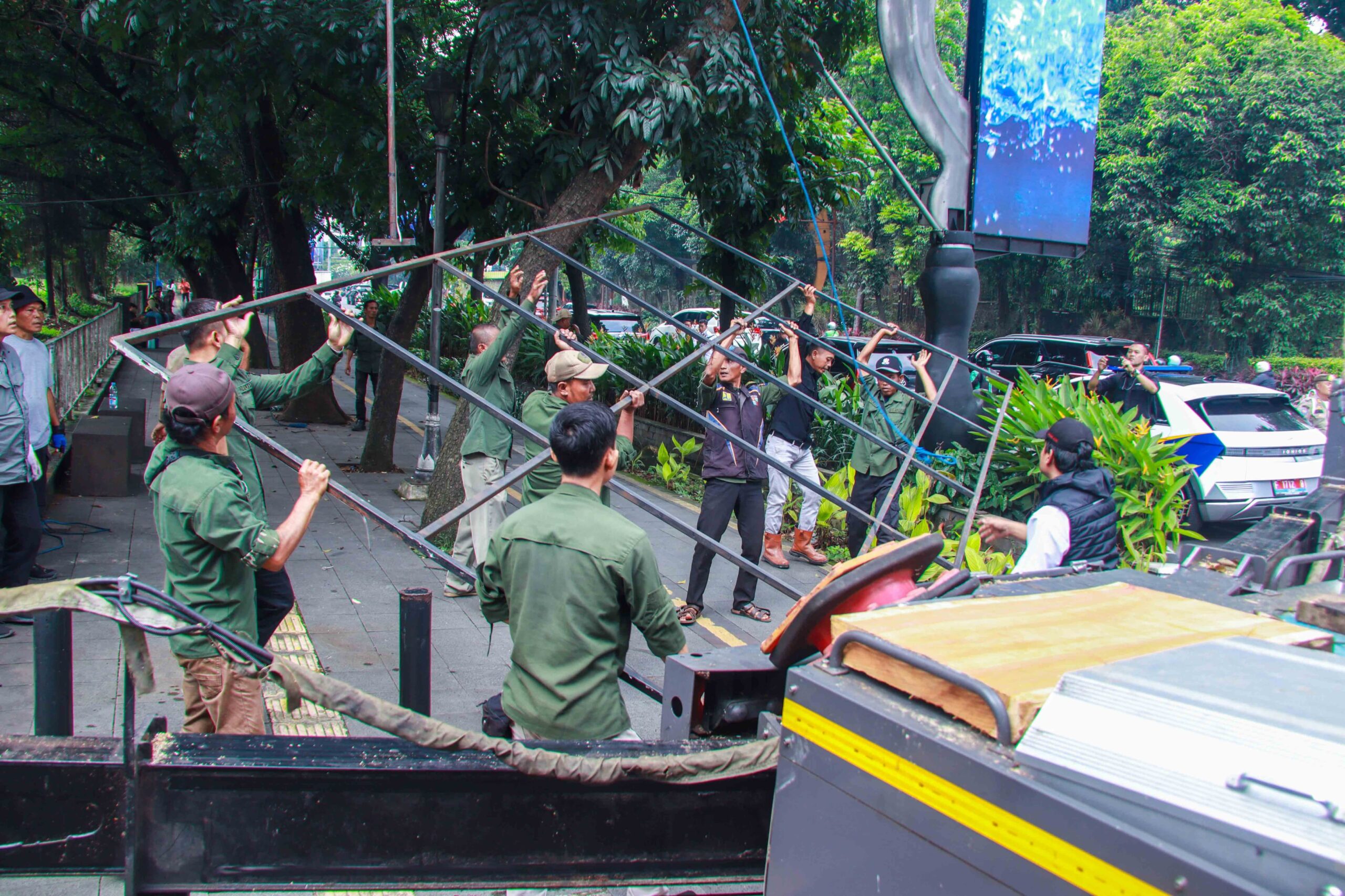 Reklame Tak Berizin di Jalan Pajajaran Dibongkar Pemkot Bogor