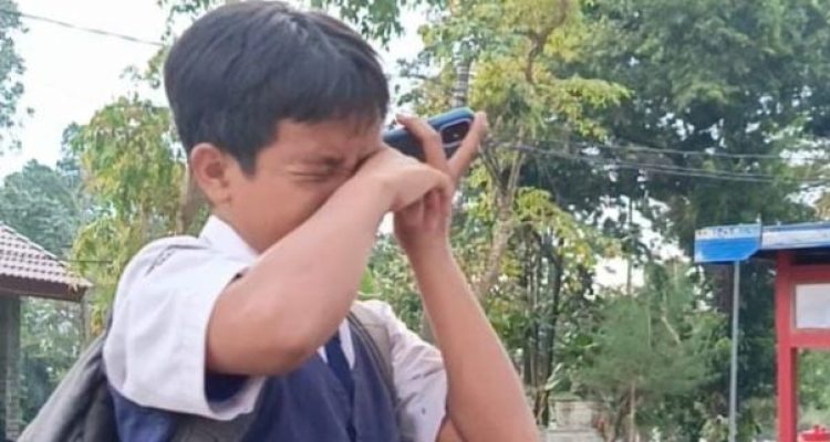 Siswa SMPN 2 Cibinong Menangis, Handphone Hilang saat Hadiri Kirab Mahkota Binokasih