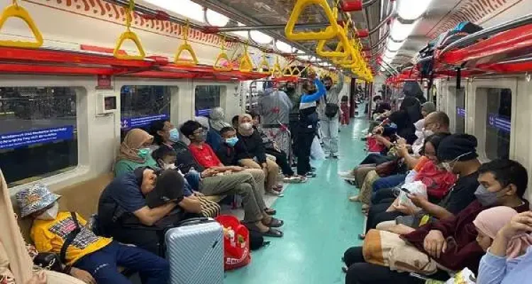 Masyarakat Memilih Mudik Gunakan KRL, Tiketnya Lebih Terjangkau dan Praktis
