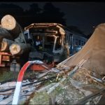 Kecelakaan Antar Truk Trailer Pengangkut Kayu dan KA di Gresik