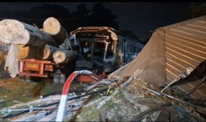 Kecelakaan Antar Truk Trailer Pengangkut Kayu dan KA di Gresik