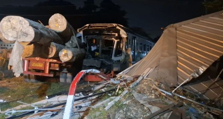 Kecelakaan Antar Truk Trailer Pengangkut Kayu dan KA di Gresik