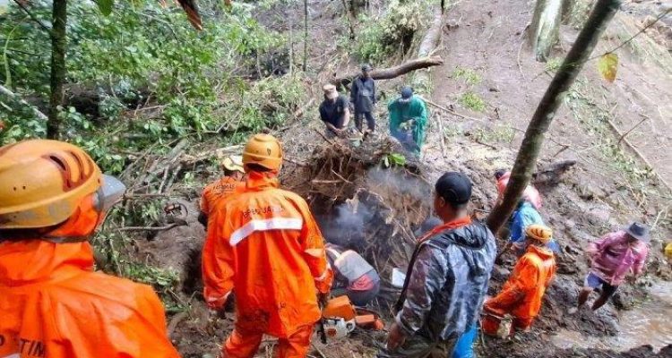 1 Keluarga Meninggal Dunia Setelah Terjebak Longsor di Mojokerto