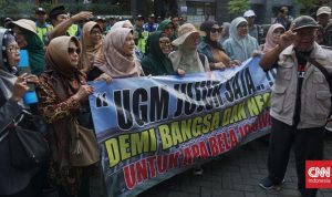 Ratusan Massa Berkumpul Datangi UGM, Tuntut Bukti Keaslian Ijazah Jokowi