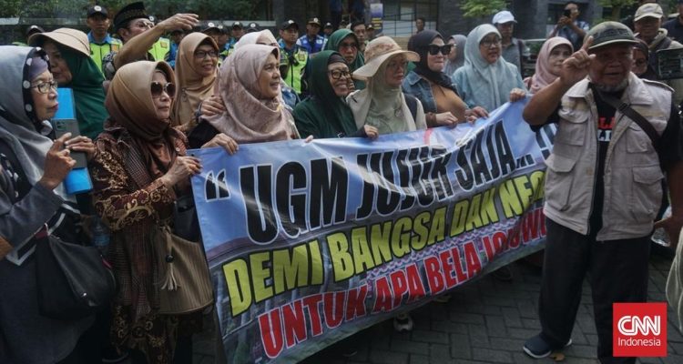 Ratusan Massa Berkumpul Datangi UGM, Tuntut Bukti Keaslian Ijazah Jokowi