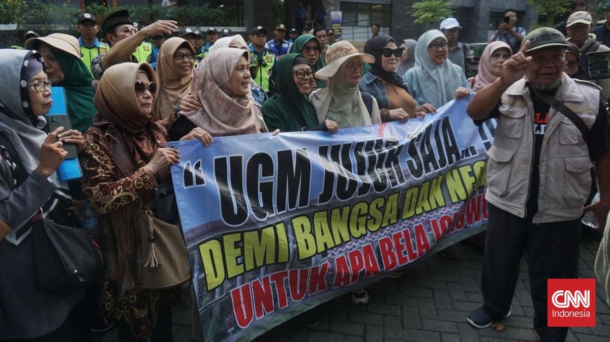 Ratusan Massa Berkumpul Datangi UGM, Tuntut Bukti Keaslian Ijazah Jokowi