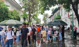 Kota Tua Tetap Ramai Wisatawan Saat Libur Lebaran 2025 Meski Diguyur Hujan