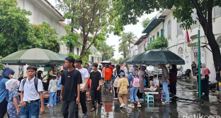 Kota Tua Tetap Ramai Wisatawan Saat Libur Lebaran 2025 Meski Diguyur Hujan