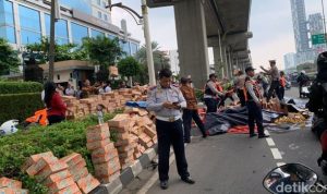 Kecelakaan Truk Terguling di Jalan MT Haryono Sebablan Kemacetan Hingga 1,5 Jam