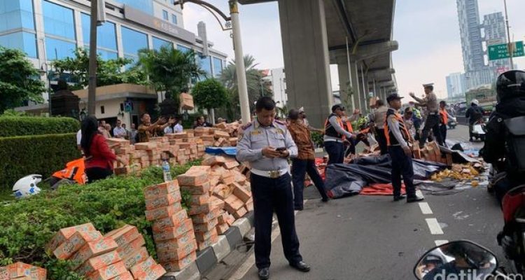 Kecelakaan Truk Terguling di Jalan MT Haryono Sebablan Kemacetan Hingga 1,5 Jam