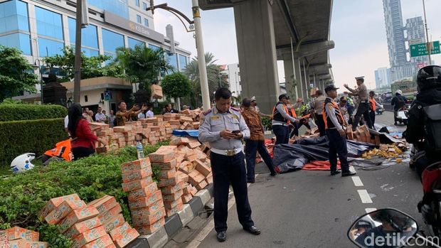 Kecelakaan Truk Terguling di Jalan MT Haryono Sebablan Kemacetan Hingga 1,5 Jam