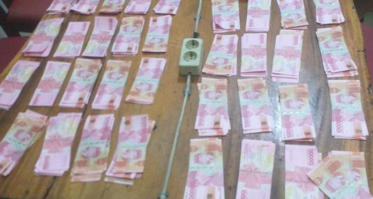 Polisi Berhasil Menangkap Seorang Wanita yang Bawa Puluhan Juta Uang Palsu