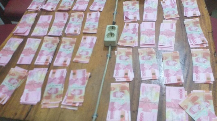 Polisi Berhasil Menangkap Seorang Wanita yang Bawa Puluhan Juta Uang Palsu
