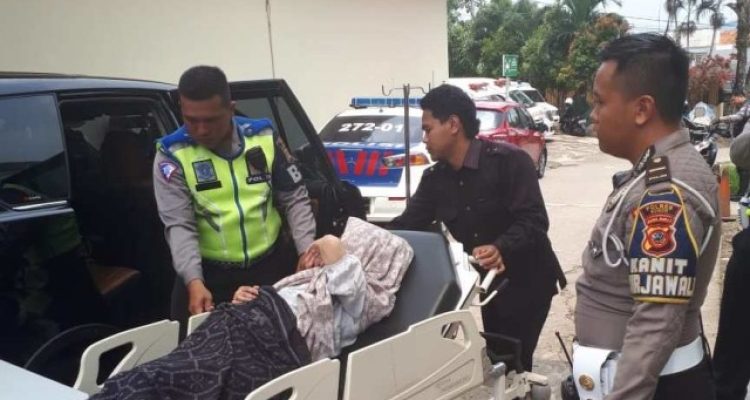 Seorang Wanita Terjebak One Way Saat Hendak Melahirkan, Polisi Sigap Lakukan Pengawalan