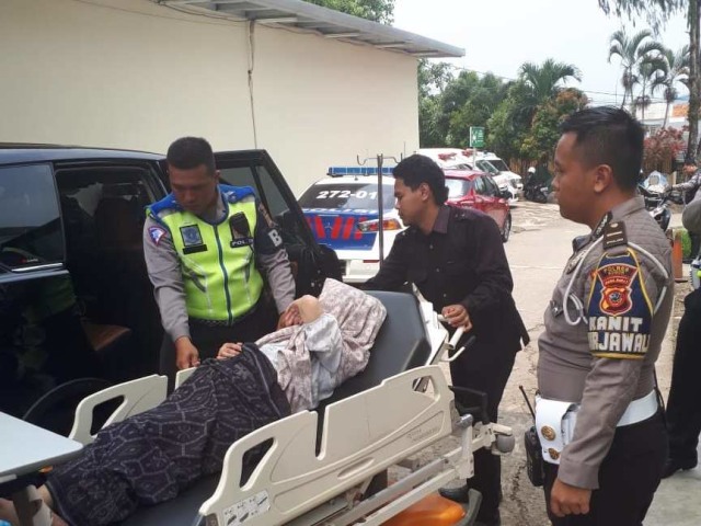 Seorang Wanita Terjebak One Way Saat Hendak Melahirkan, Polisi Sigap Lakukan Pengawalan