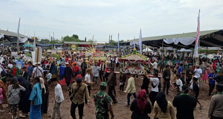 Meski Diguyur Hujan, Ribuan Warga Antusias Meriahkan Lebaran Bojonggede