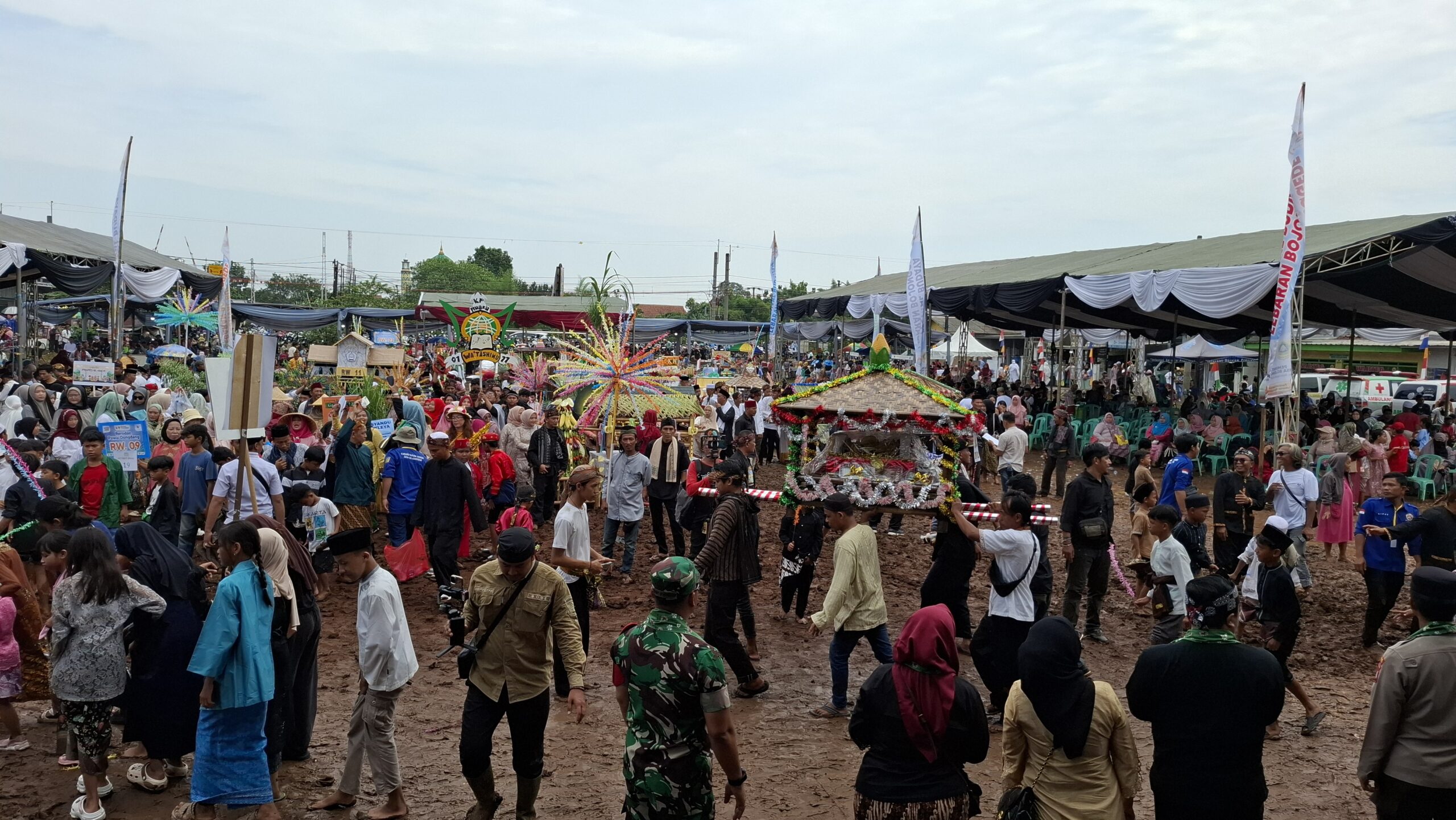 Meski Diguyur Hujan, Ribuan Warga Antusias Meriahkan Lebaran Bojonggede