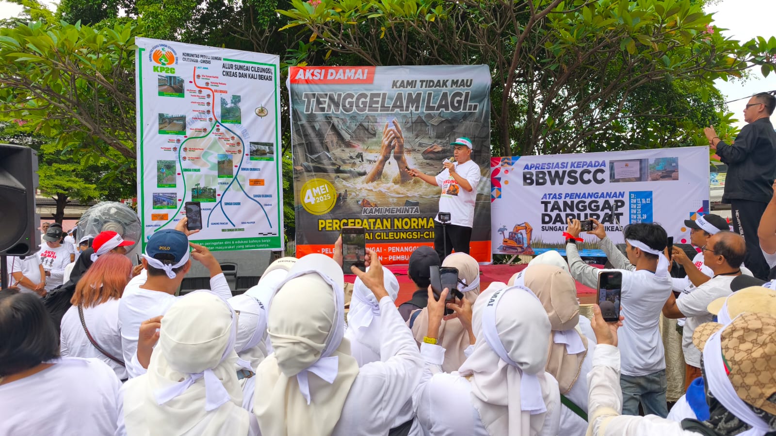 Tak Mau Tenggelam Lagi, Ribuan Warga Vila Nusa Indah Gelar Aksi Damai