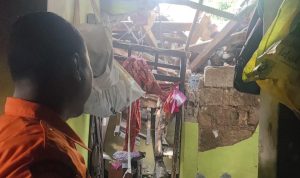 Rumah Janda di Sukaraja Ambruk, Kondisinya Memprihatinkan !