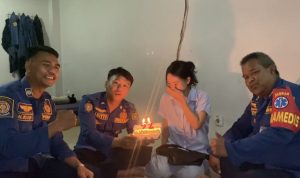 Diputusin Pacar saat Ulang Tahun, Wanita di Bogor Tiup Lilin Bareng Damkar