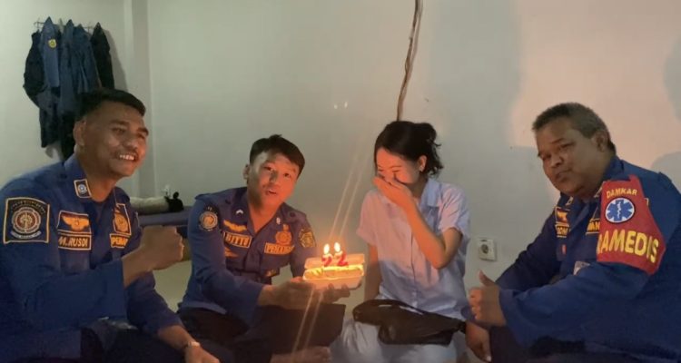 Diputusin Pacar saat Ulang Tahun, Wanita di Bogor Tiup Lilin Bareng Damkar